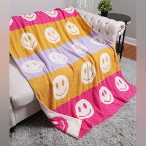 Comfy luxe smiley reversible blanket